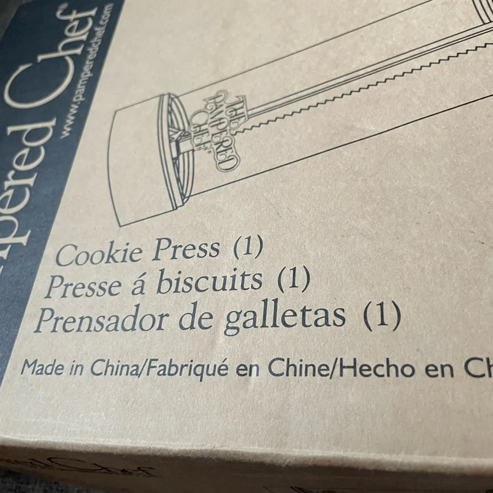 Pampered Chef White Cookie Press with 16 Multidesign Discs 3” ea In original box